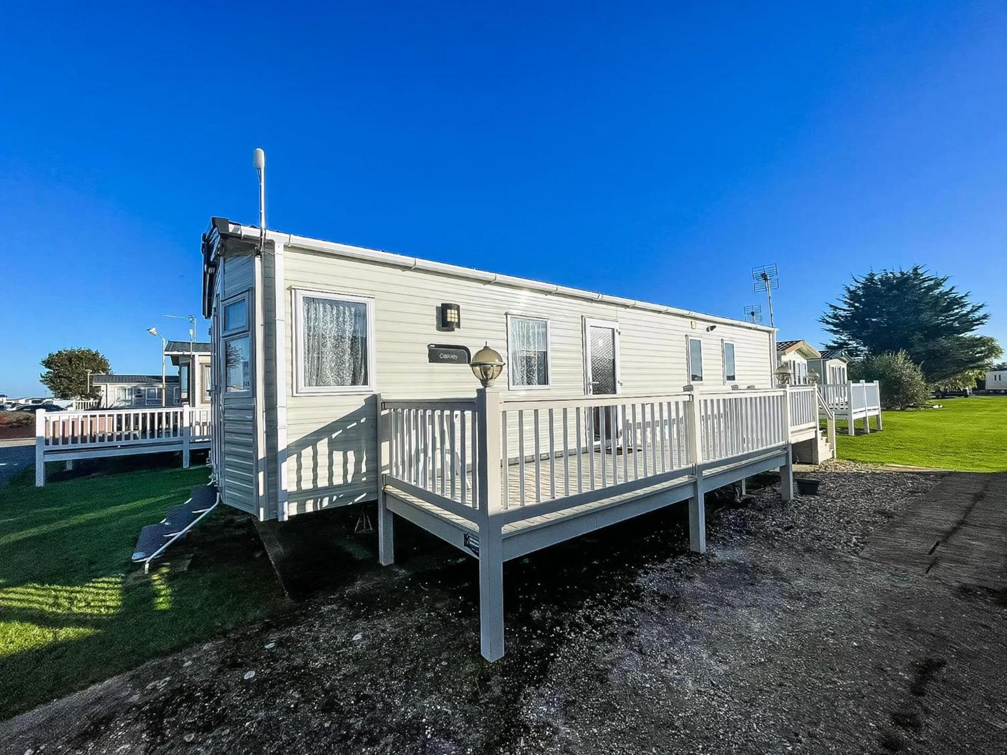 6 Berth Caravan With Decking At Seawick Holiday Park In Essex Ref 27549Sw Clacton-on-Sea Exteriér fotografie